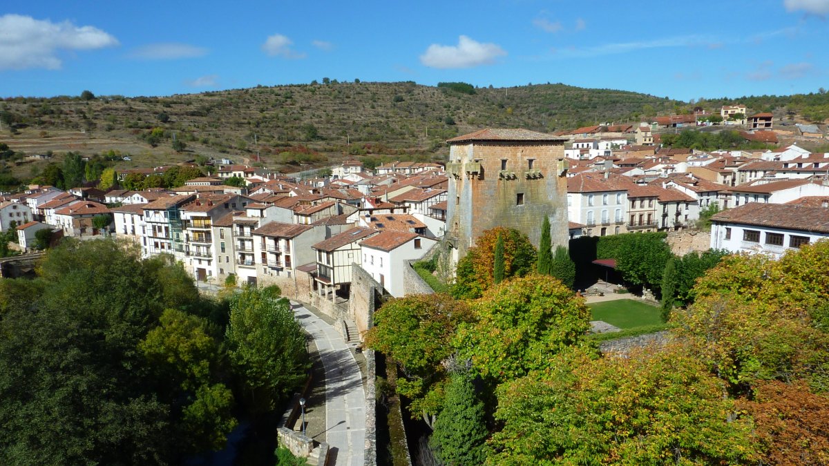 Vista aérea del pequeño pueblo burgalés de Covarrubias.