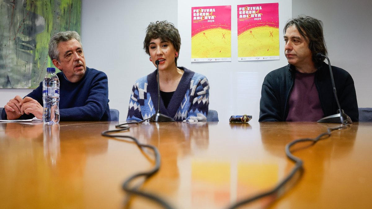 Carlos Lozano (UBU) junto a Elisa Forcano y Nilo Gallego, artistas estrella del Escena Abierta.