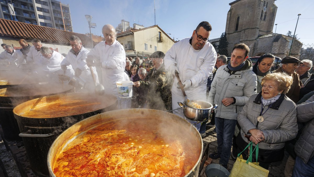 Multitudinario reparto de titos en Gamonal.