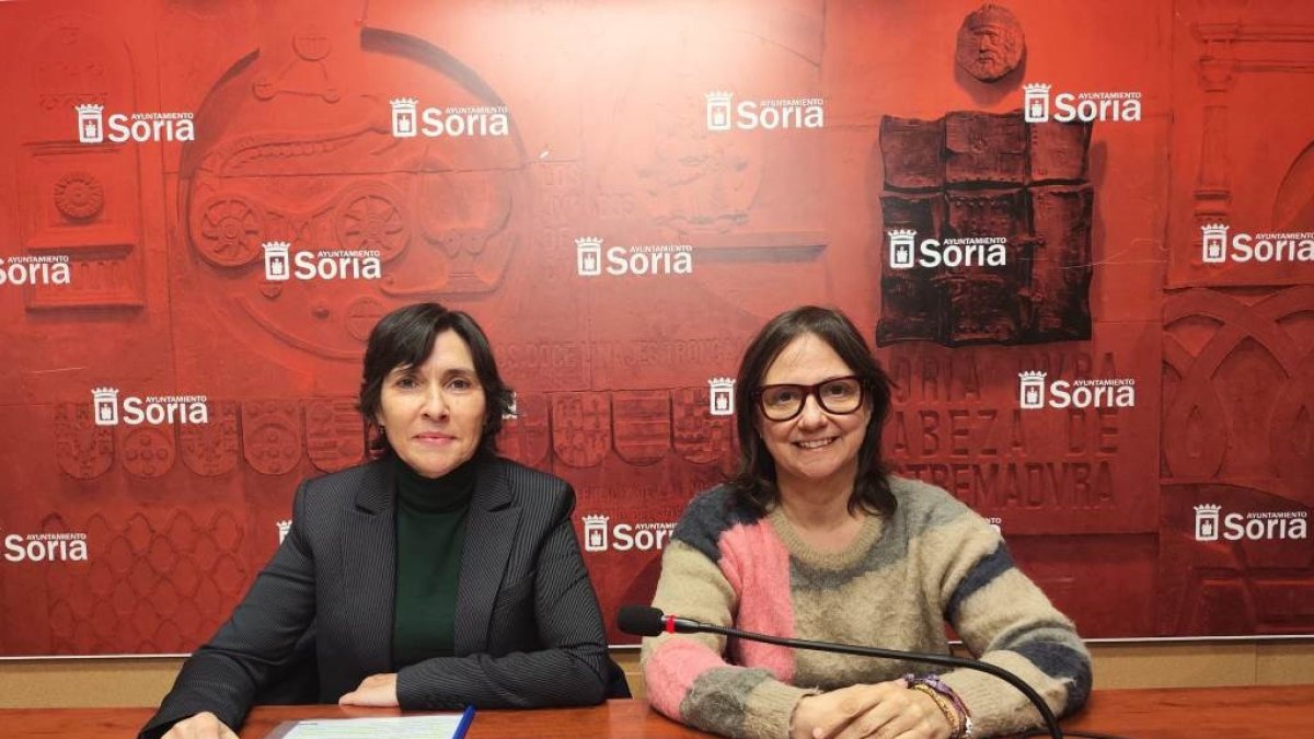Carmen Benito (izda) y Gloria Gonzalo presentan el Mercado Tradicional de Soria.