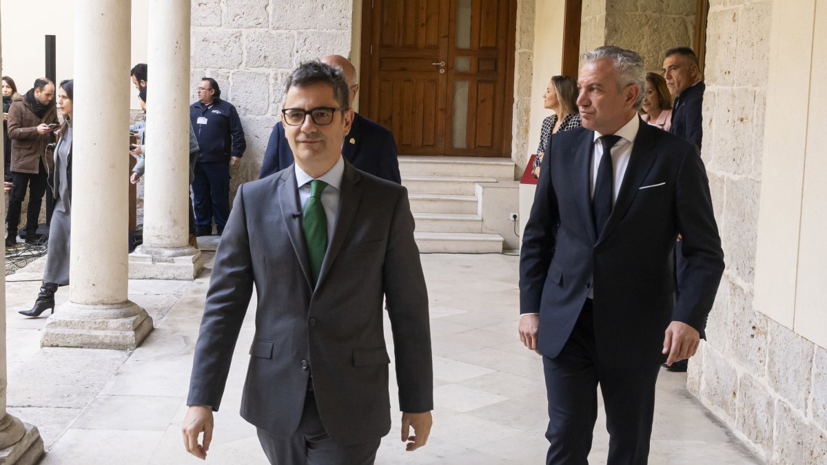 El ministro de Justicia, Félix Bolaños, junto al delegado del Gobierno en Castilla y León, Nicanor Sen, en su visita a Valladolid.