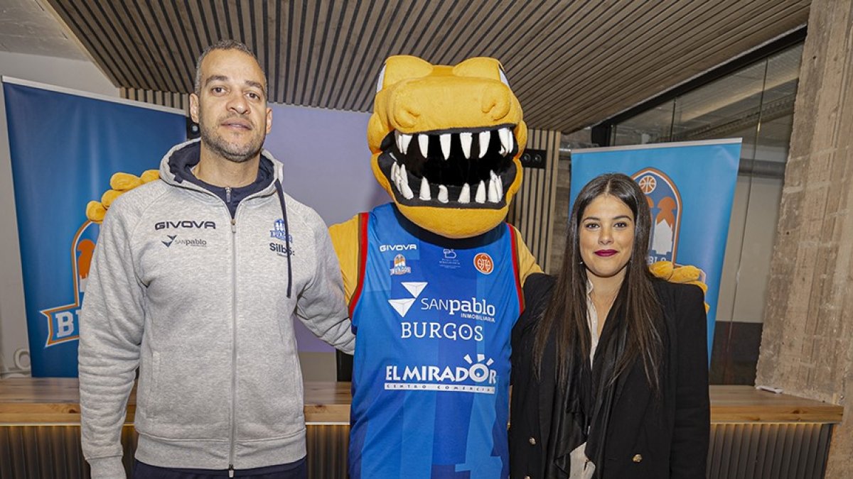 Savignani posa con la gerente del CC El Mirador, con el que el club ha renovado su acuerdo de patrocinio.