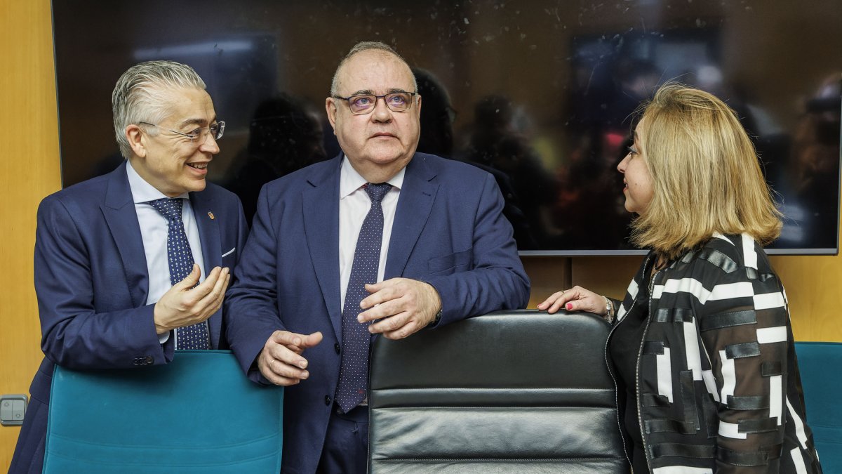 El consejero charla con la nueva gerente de Atención Primaria, Eva María Asensio, y el delegado de la Junta, Roberto Saiz.