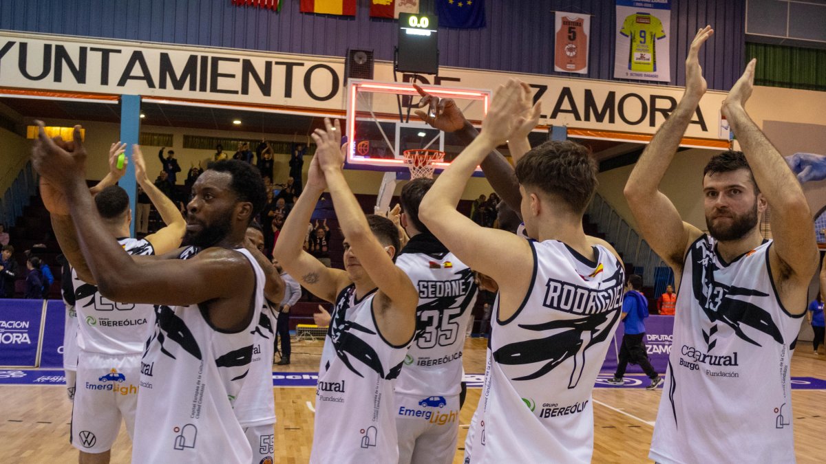 Los jugadores del Tizona agradecen el apoyo de la afición desplazada a Zamora para animar al equipo.