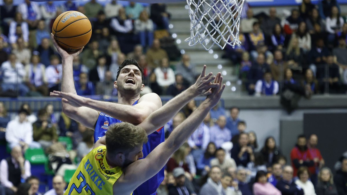 Goloman intenta lanzar, obstaculizado por un jugador del COB.