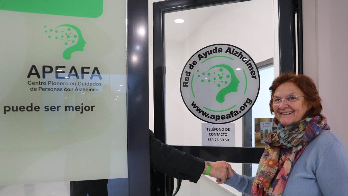 En la imagen la presidenta de la asociación de Personas con Alzheimer de Palencia (APEAFA), María de los Ángeles Cembrero.