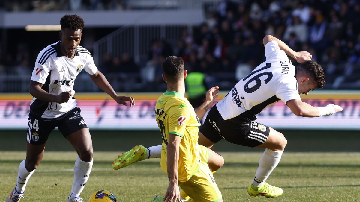 Arroyo y Curro Vázquez pelean por el balón ante un rival.