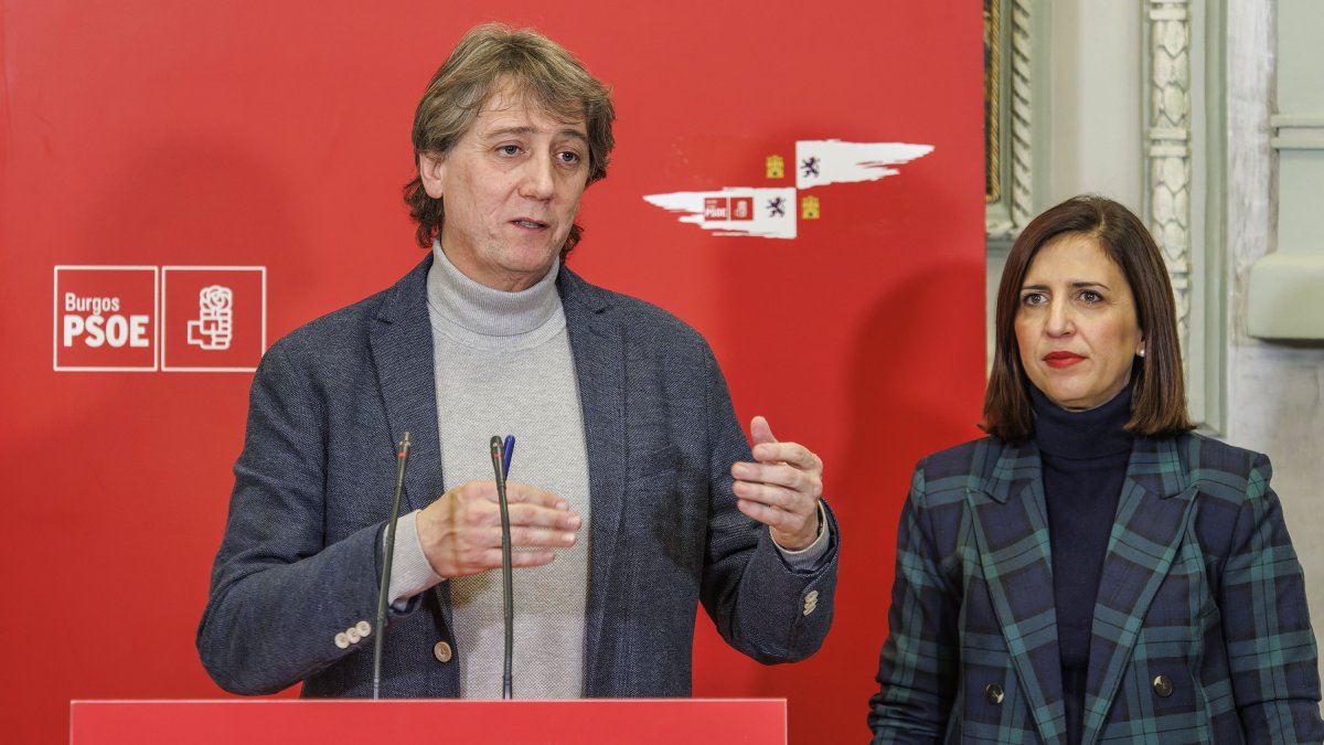 Carlos Martínez Mínguez y Esther Peña, antes de reunirse con militantes del PSOE en Burgos.