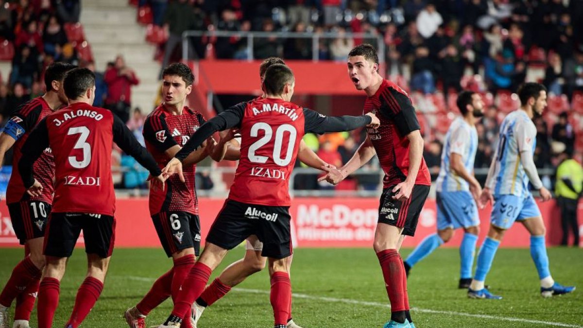 Los jugadores del Mirandés celebran uno de los goles.