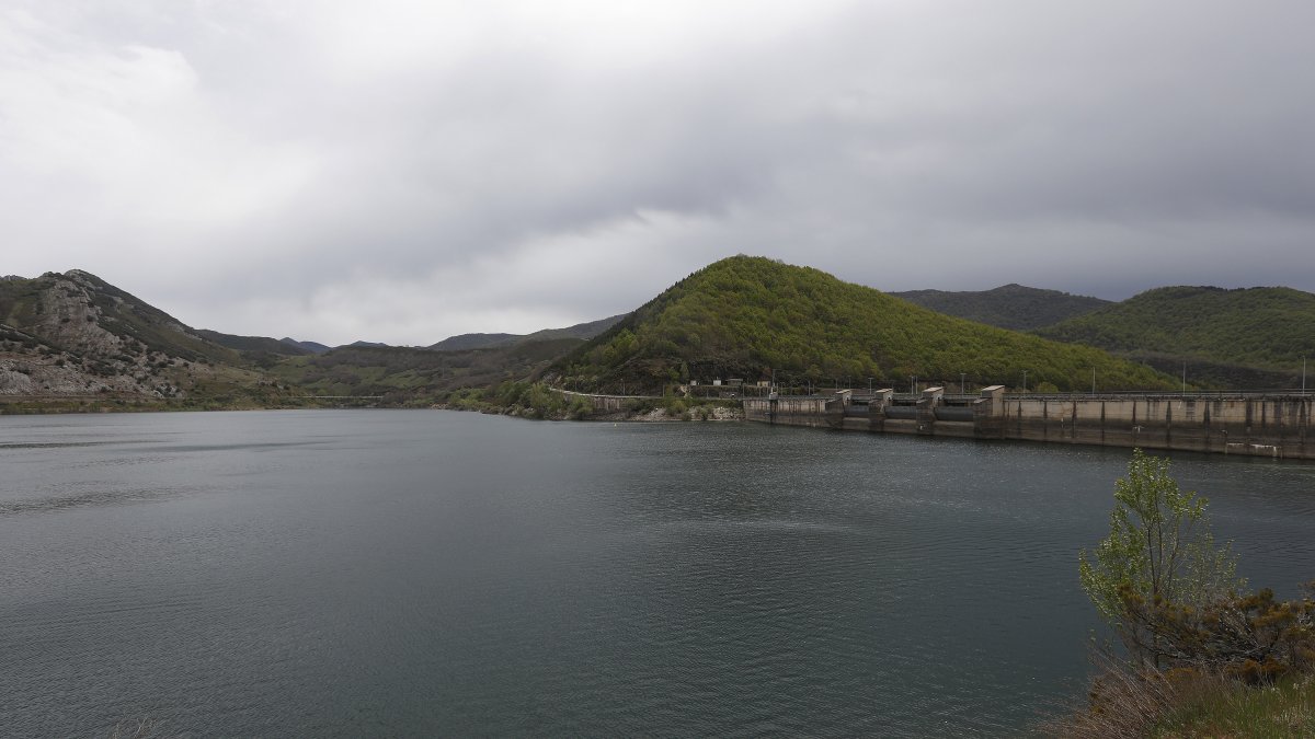  Vista del embalse del río Porma, a 28 de abril de 2023, en León, Castilla y León.