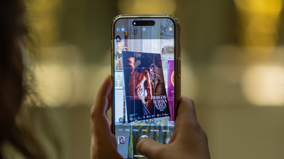 La imagen del cartel de Semana Santa de Burgos para este 2025 se presentó en esta mañana junto al original de la escultura que recrea.