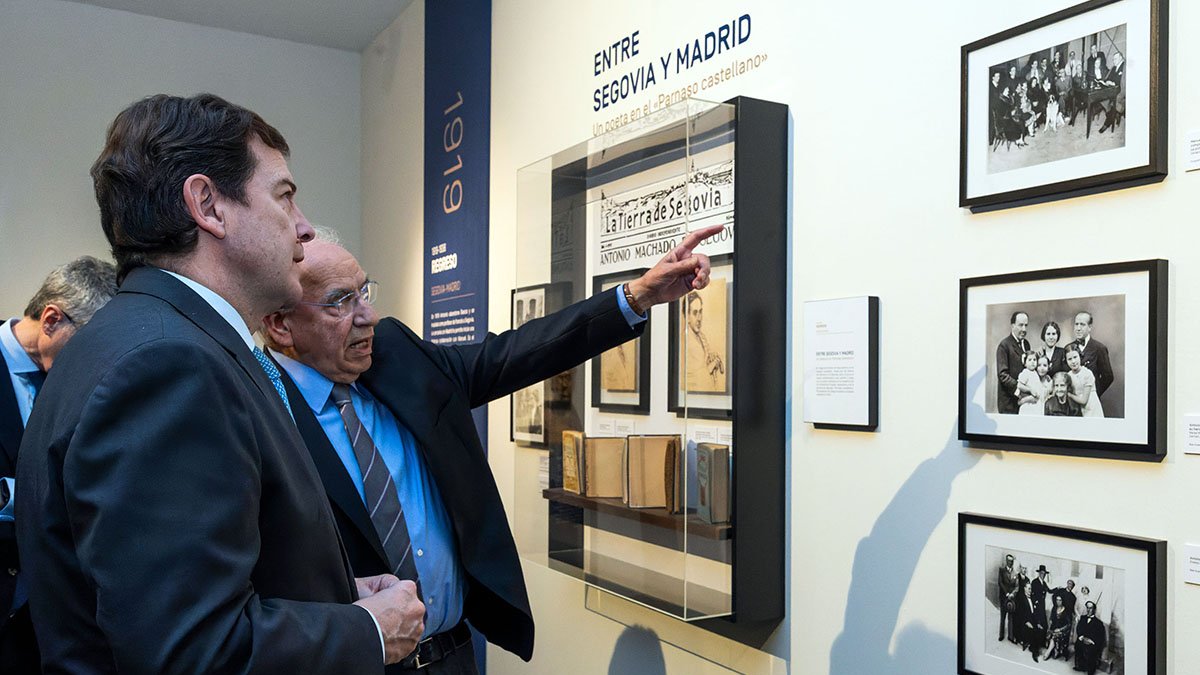 El presidente de la Junta, Alfonso Fernández Mañueco, atiende a las explicaciones del comisario de la exposición, Alfonso Guerra.