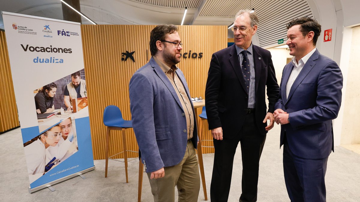 López, Benavente y Cuartero charlan antes de la rueda de prensa.