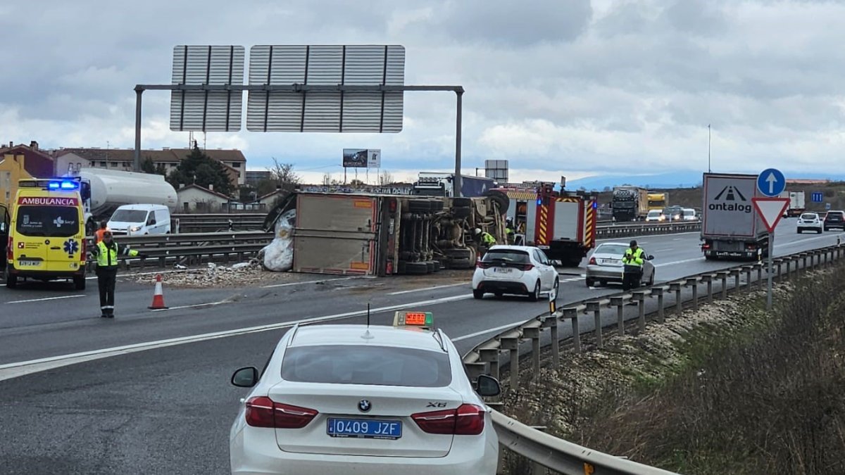 Vuelco de un camión con basura en la A-1 en Cortes.