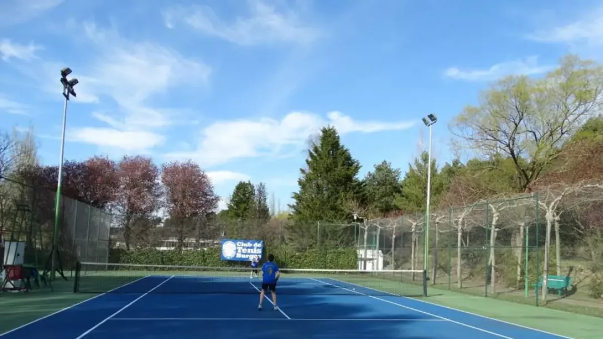 Una de las pistas del club de tenis.