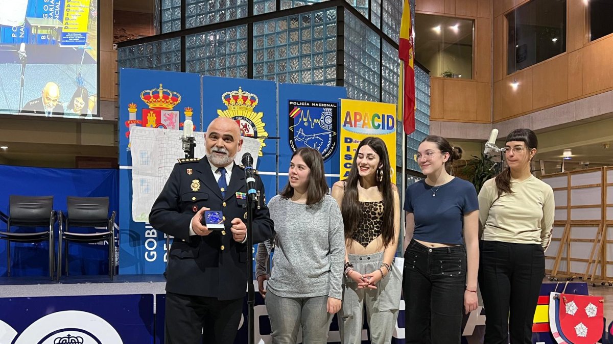 El comisario, Jesús Nogales, entregó una medalla a los integrantes de la compañía.