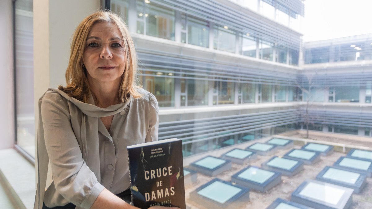 La fiscal María Boado, con un ejemplar de 'Cruce de damas', en los juzgados de Reyes Católicos.