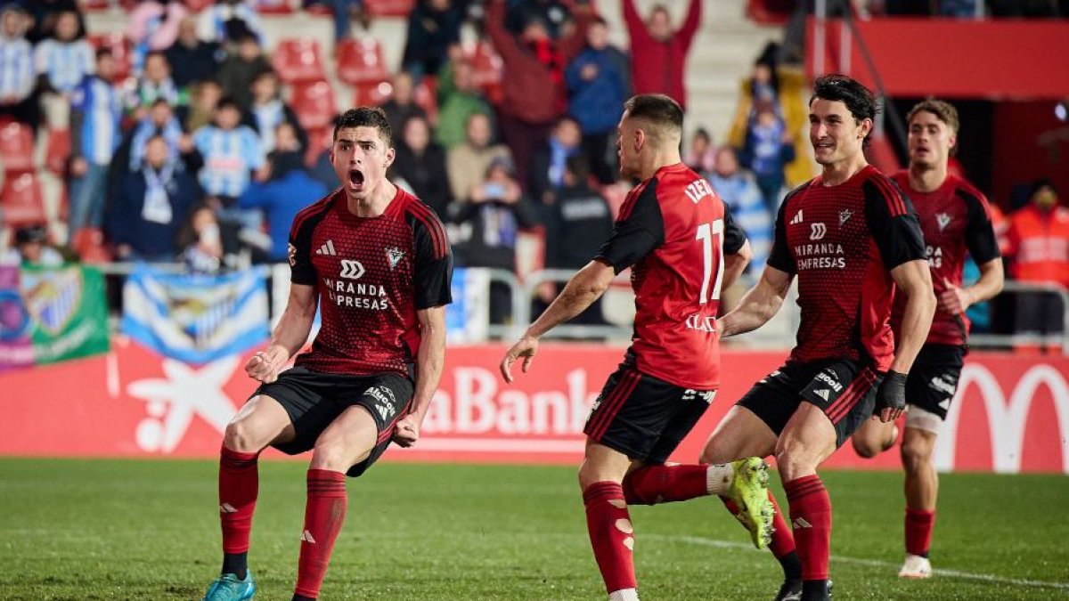 Los jugadores del Mirandés celebran un gol ante el Málaga.