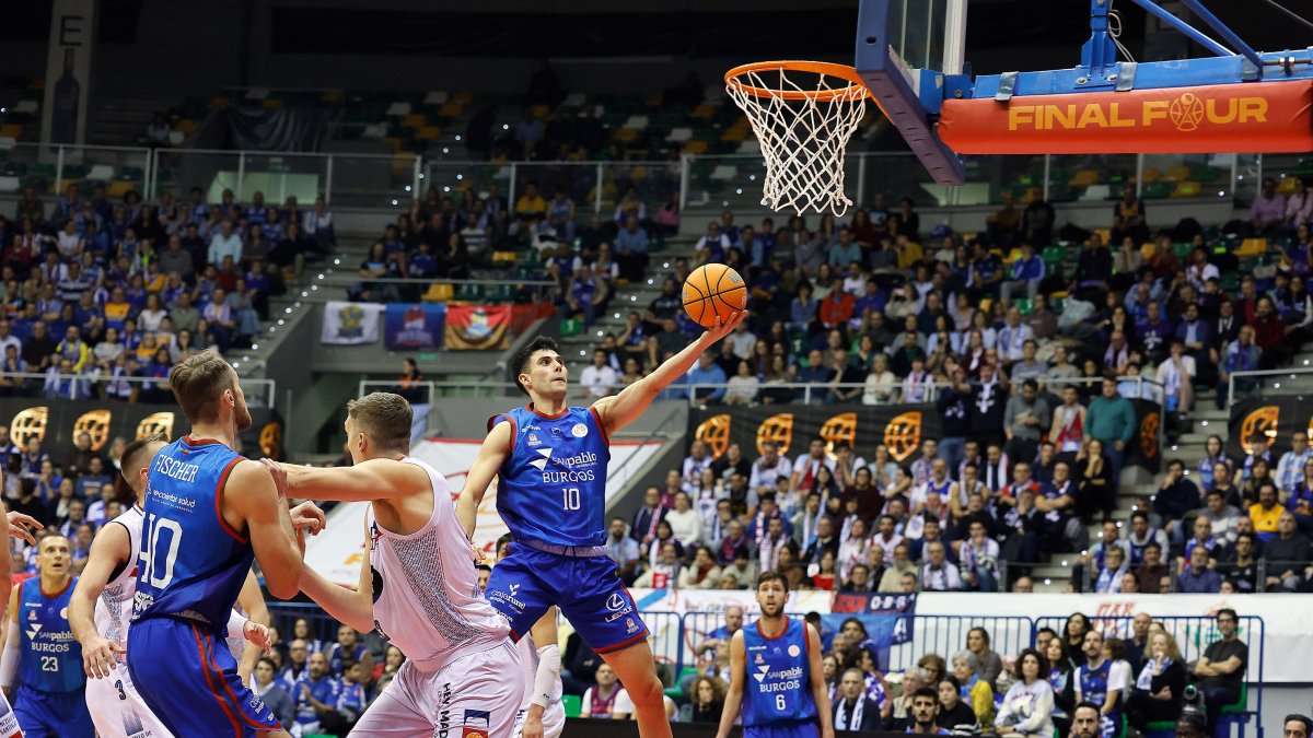Imagen del partido entre el Silbö San Pablo Burgos y Obradoiro.