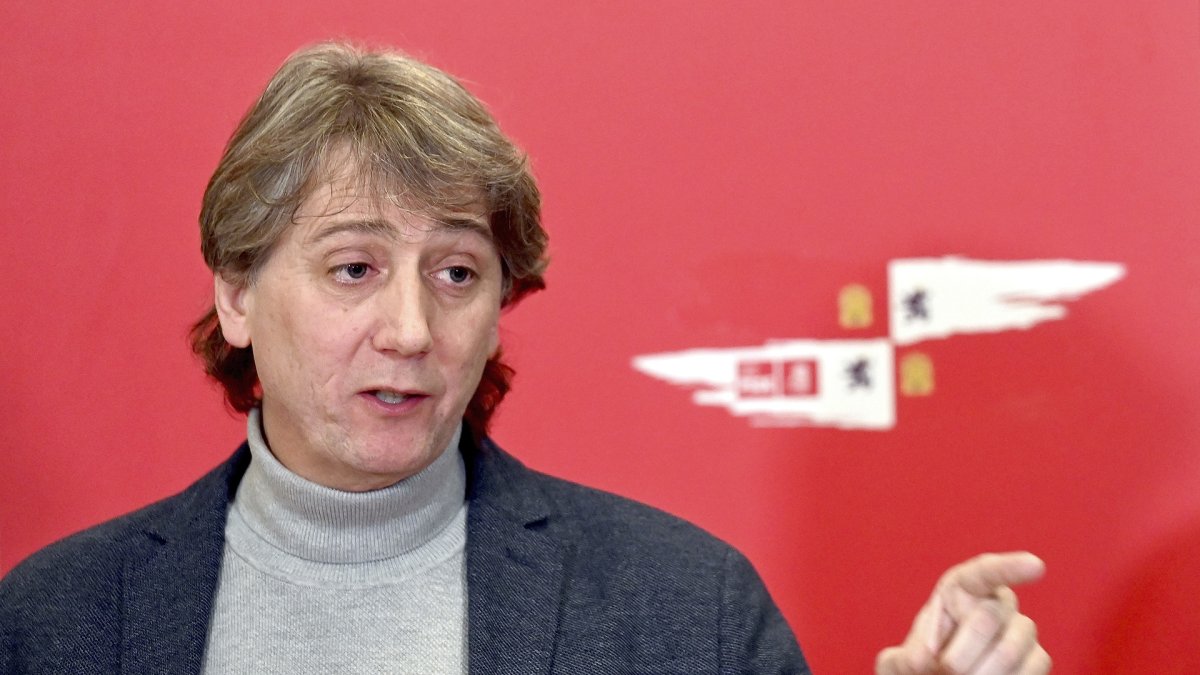 El secretario general electo del PSOECyL, Carlos Martínez, participa en un encuentro con militantes del PSOE de Burgos, junto a la portavoz de la Comisión Ejecutiva Federal y secretaria de los socialistas burgaleses, Esther Peña.