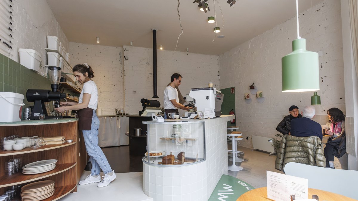 Gabriel y Silvia preparan café en su local.