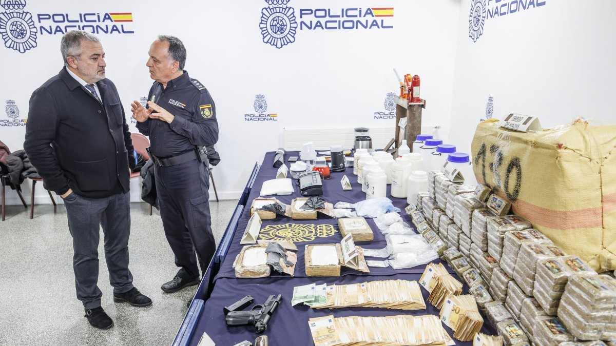 Imagen de la droga y el material incautado por la Policía Nacional.