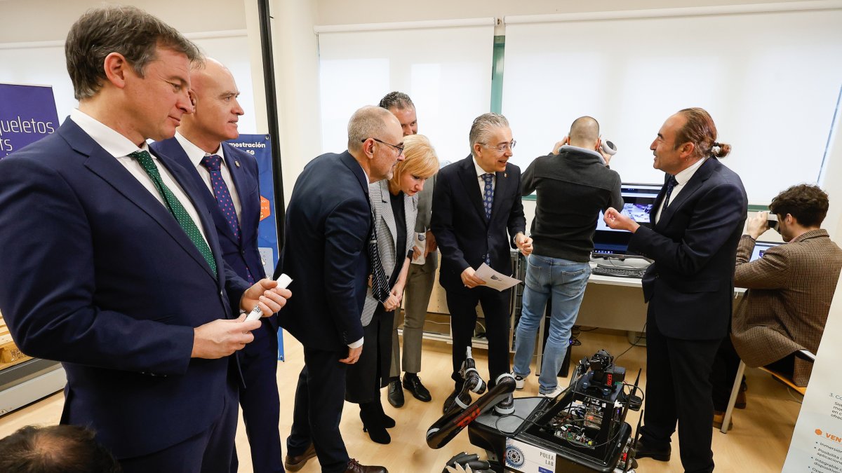 La consejera de Industria, Leticia García, con el resto de autoridades observa las explicaciones del director del ITCL, Javier Sedano, sobre uno de los robots colaborativos del POLEALab.