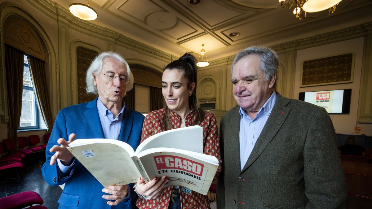 Moreno Gallo, Ballesteros y Pérez Manrique hablan sobre uno de los sucesos recogidos en el libro antes de la rueda de prensa. tomás alonso