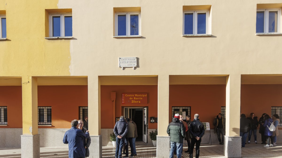 El centro municipal de la Barriada de los Ríos se repintó con uno de los programas mixtos de formación y empleo.