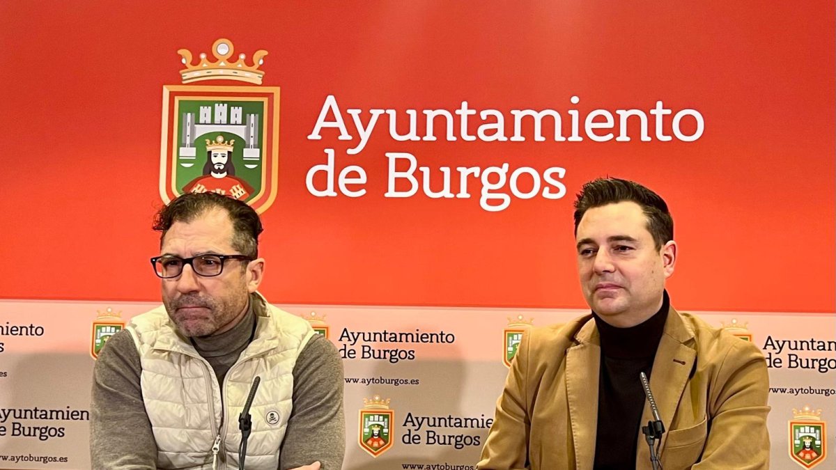 Los socialistas Julio César Arnáiz y Daniel de la Rosa, durante la presentación de las alegaciones al presupuesto municipal.