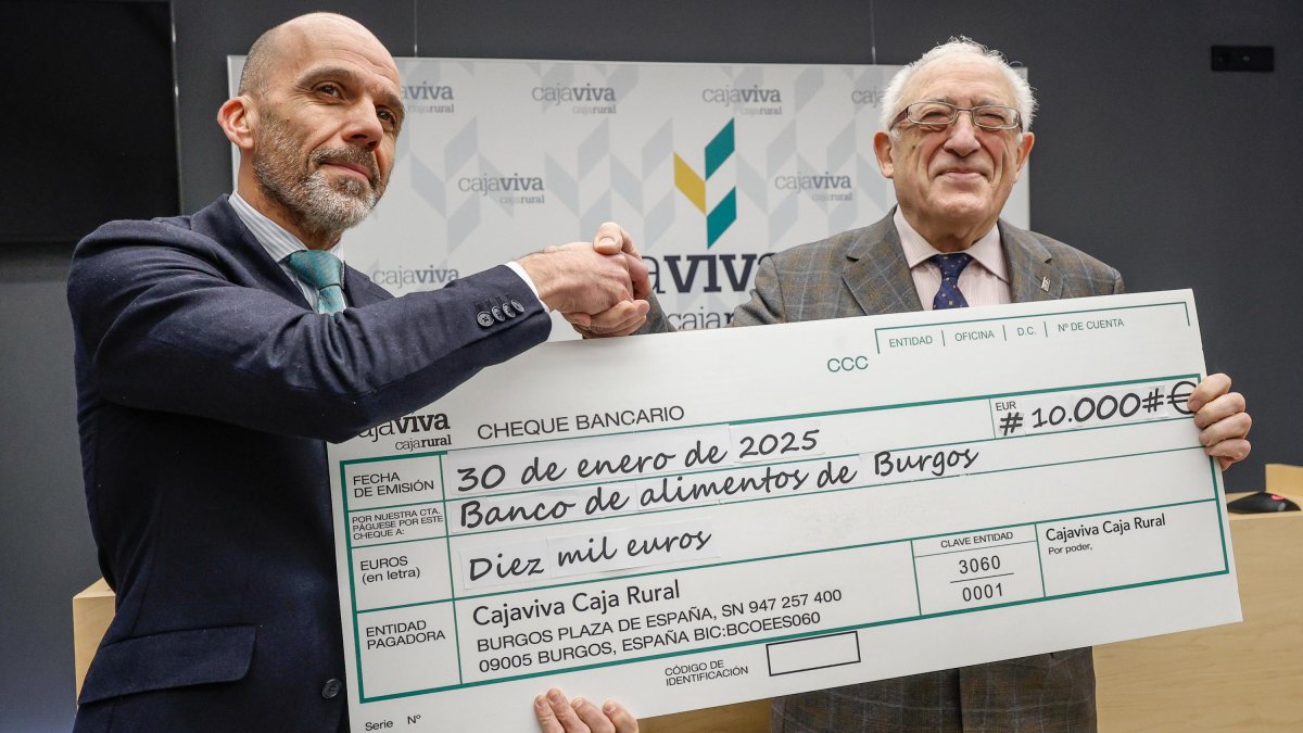 Javier Casado, director de Área de Negocio de Cajaviva Caja Rural, hace entrega de un cheque de 10.000 euros a Miguel Ángel López, vicepresidente del Banco de Alimentos.