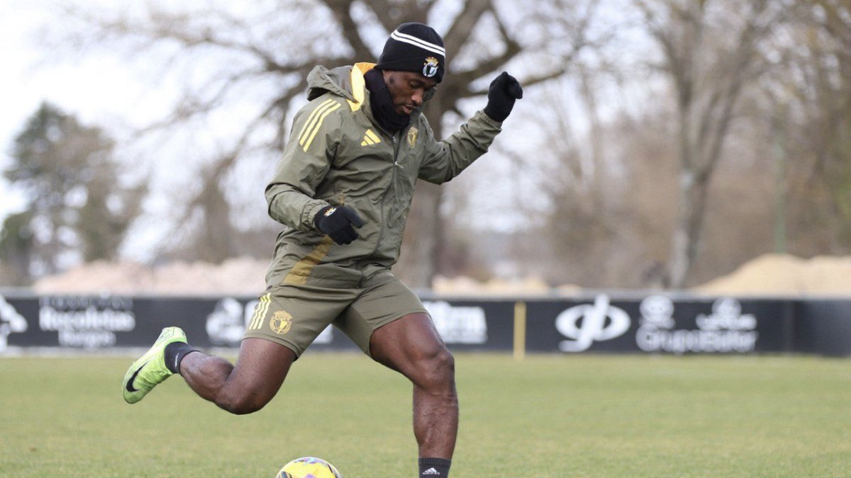 El lateral izquierdo Ghislain Konan entrenando con la equipación del Burgos CF.