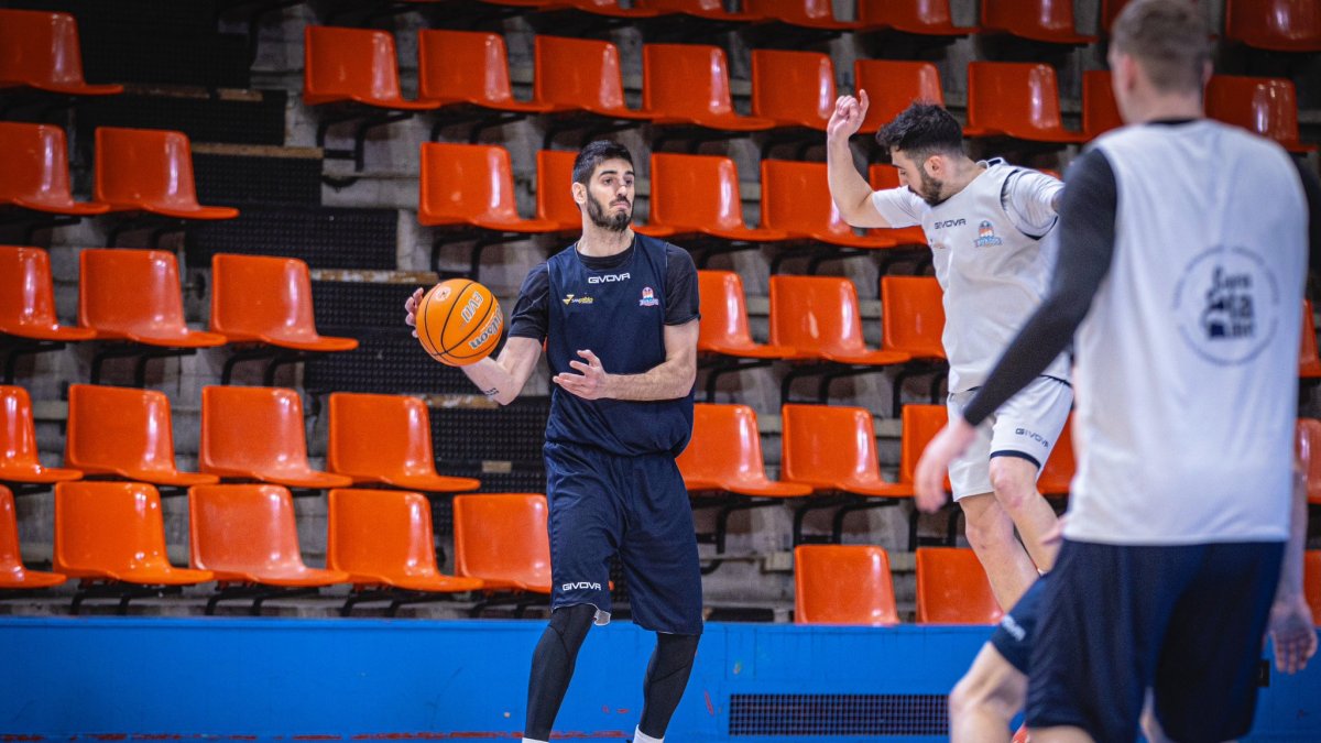 Álex Barrera con la pelota en el último entrenamiento de la plantilla antes de viajar a Castellón.