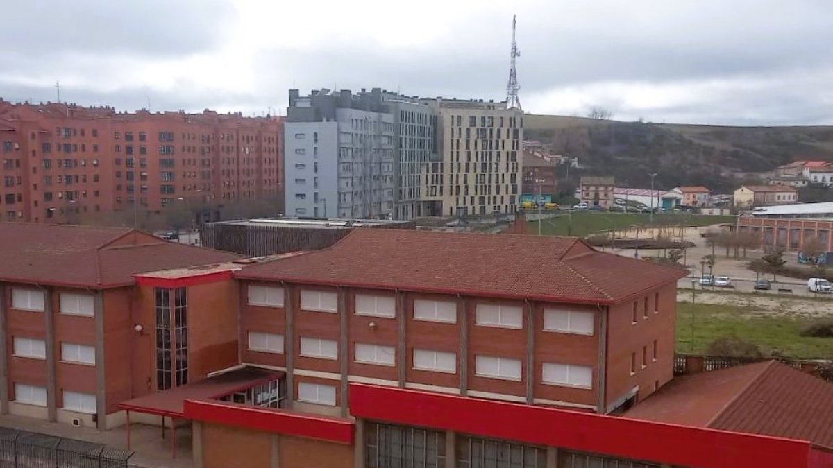 Vista del edificio actual del IES Diego de Siloé, que 'crecerá' en la parcela anexa cedida por el Ayuntamiento de Burgos.