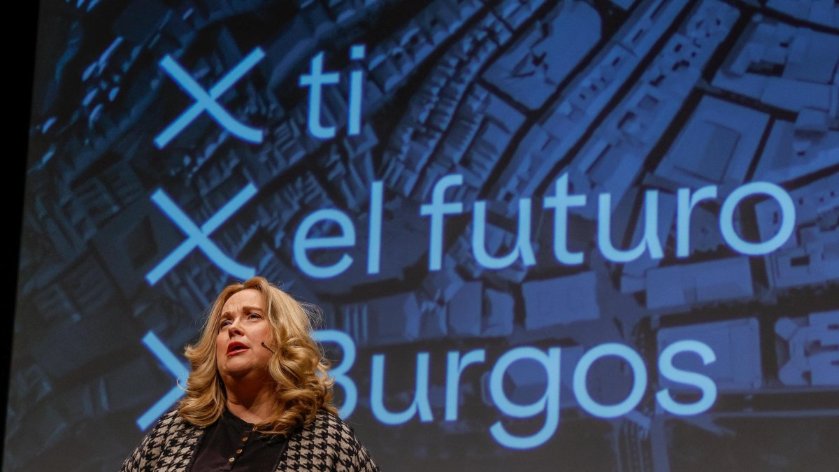 La Alcaldesa De Burgos, Cristina Ayala, En Un Momento De La Presentación Del Plan.