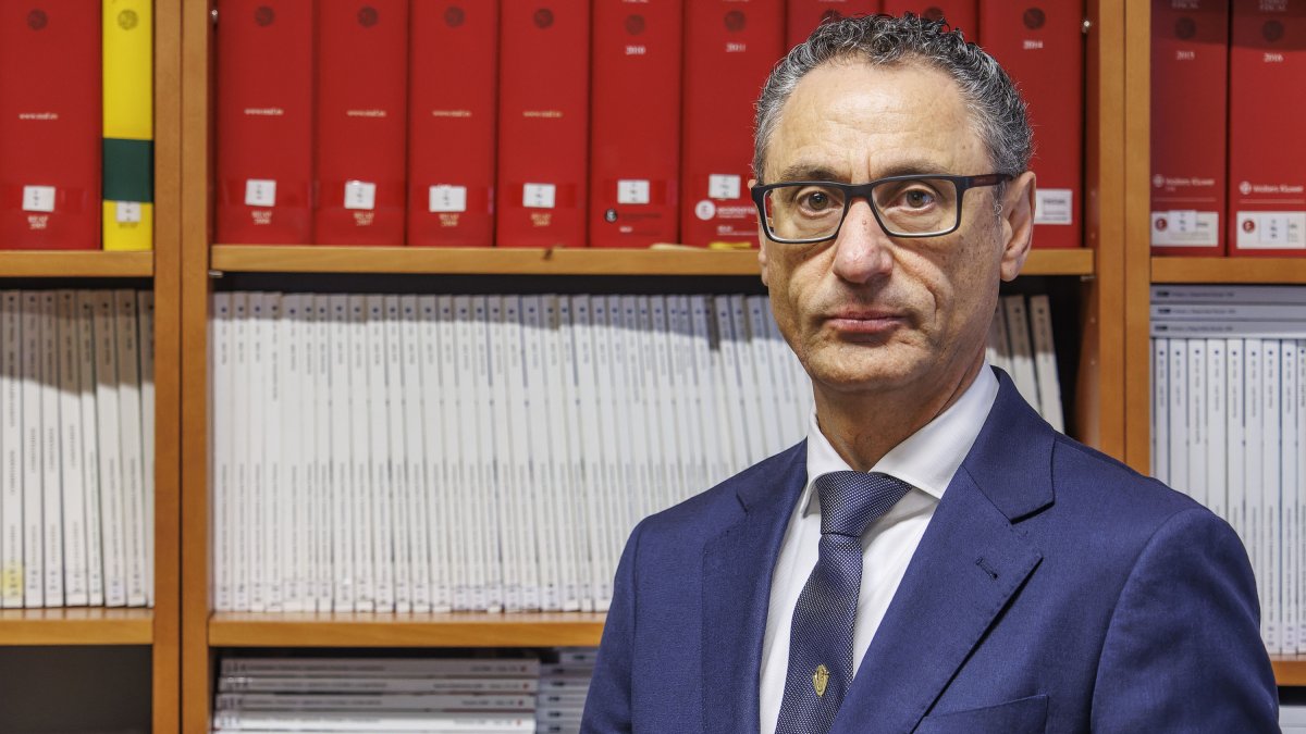 El decano del Colegio de Economistas de Burgos, Carlos Alonso de Linaje.