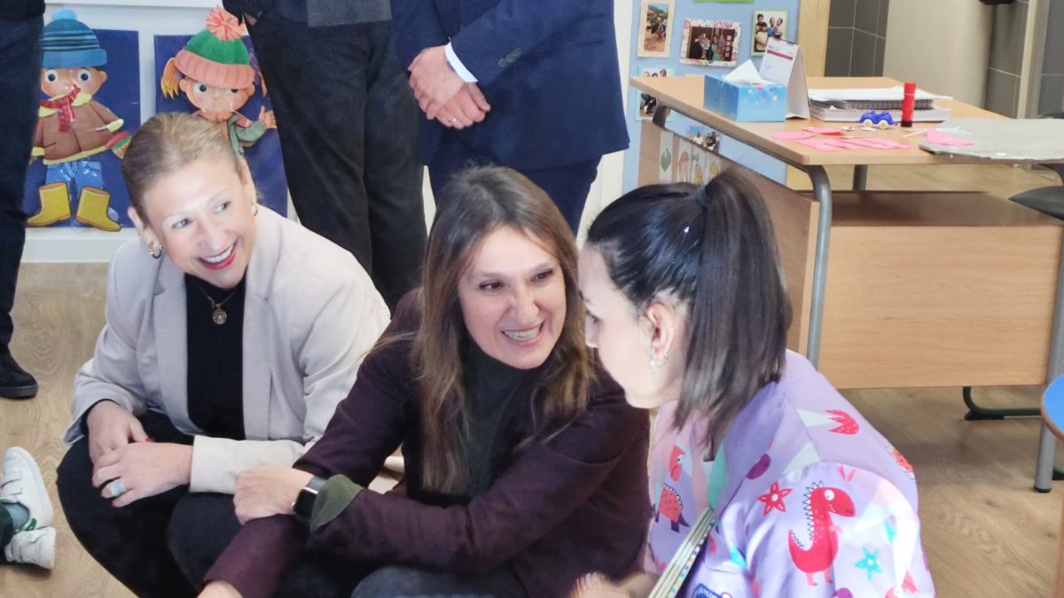 Rocío Lucas (c) visita las obras del Colegio Las Pedrizas en Soria.