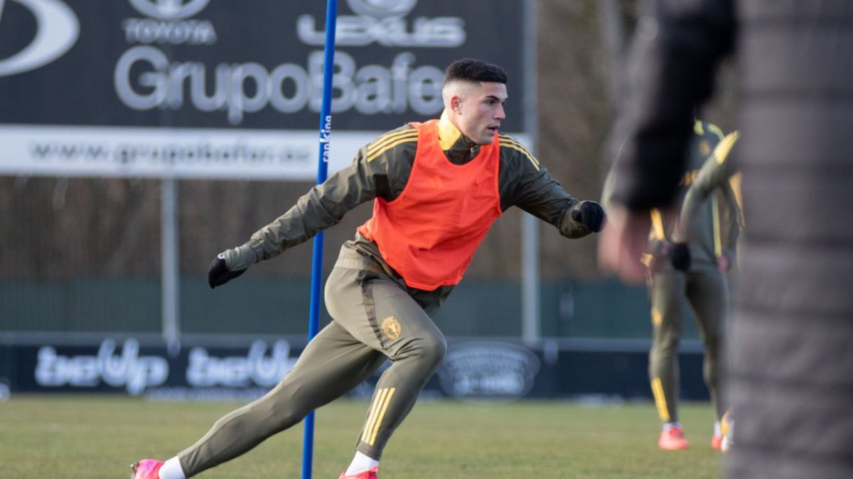Espiau, durante un entrenamiento en la ciudad deportiva previo al partido contra el Sporting.