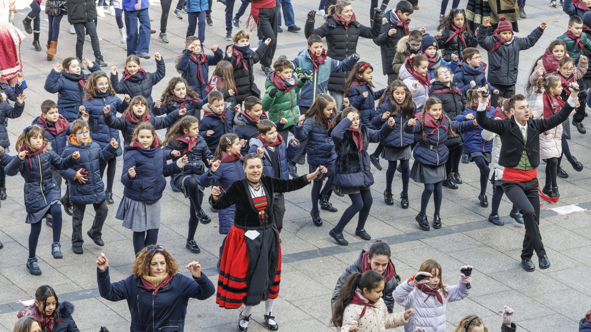 Los niños participan en 'Una J para San Lesmes'.
