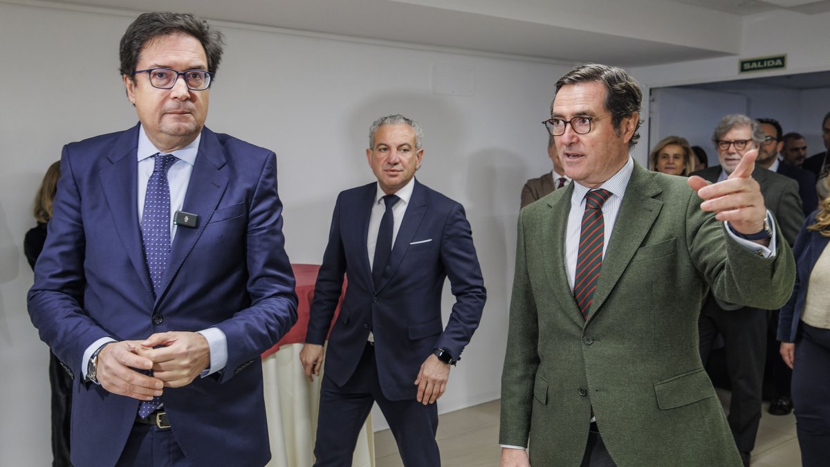 El ministro para la Transformación Digital, Óscar López, y el presidente de la CEOE, Antonio Garamendi, en Burgos.