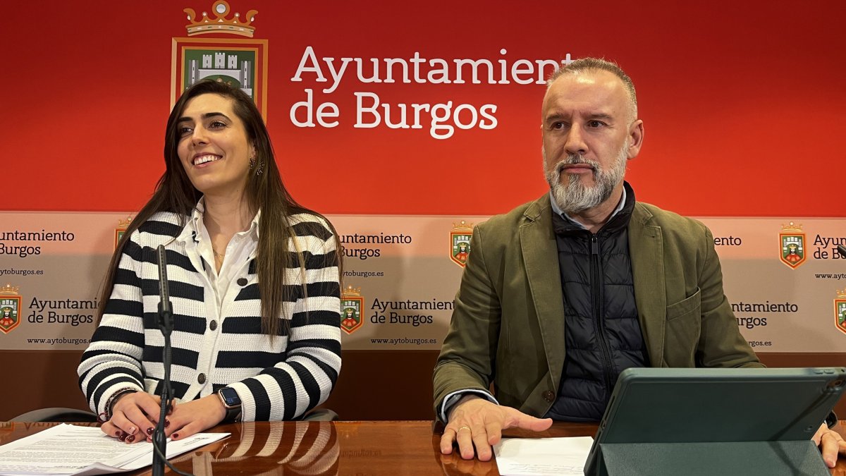 La portavoz, Andrea Ballesteros, y el concejal de Movilidad, José Antonio López, en un momento de la rueda de prensa.