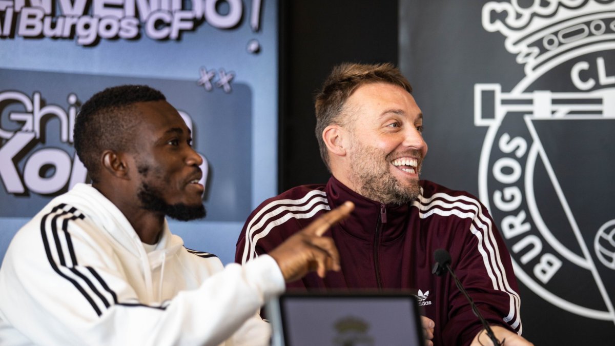 Konan bromea con Michu durante su presentación como nuevo fichaje.