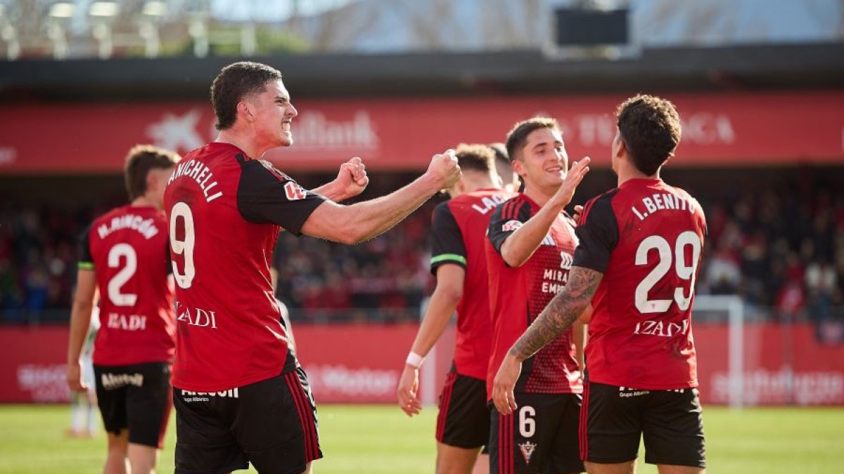 Panicheli, autor de dos goles, festeja uno de los tantos con sus compañeros sobre el césped.