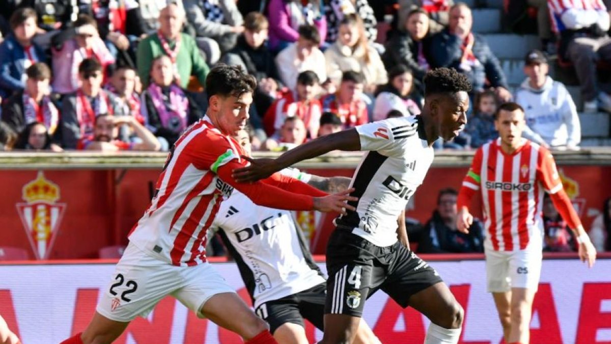 Arroyo se hace con el control del balón ante varios rivales del Sporting.