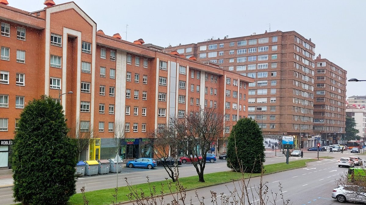 A mediodía de este domingo los primeros copos cayeron tímidamente y casi de forma imperceptible en la ciudad de Burgos.