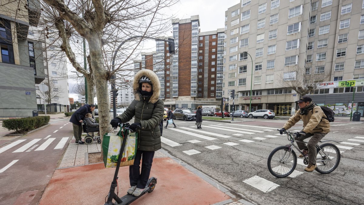 Personas abrigadas en un carril bici de la ciudad de Burgos este mes de febrero.