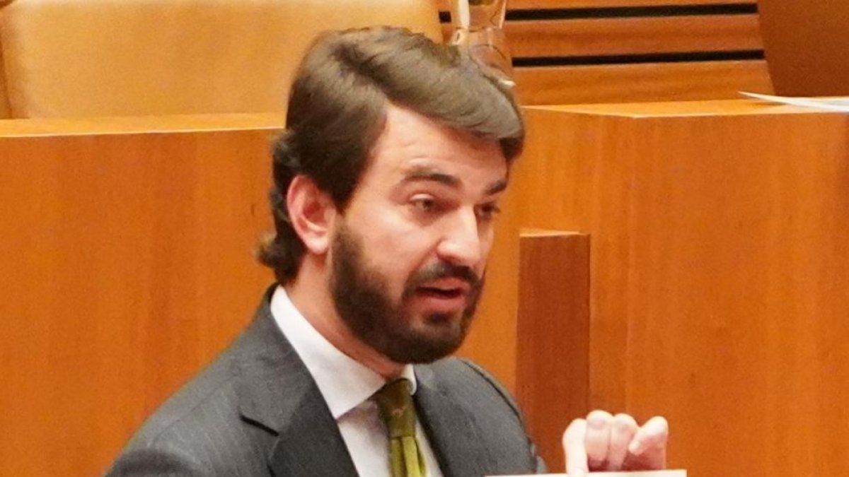 El portavoz de Vox en las Cortes, Juan García-Gallardo, durante la interpelación.