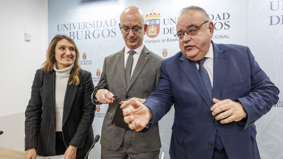 Rocío Lucas, José Miguel García y Alejandro Vázquez, tras hablar sobre el Grado de Medicina de la UBU.