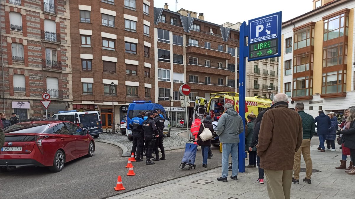Una mujer herida tras ser atropellada por un taxi en la calle Burgense.