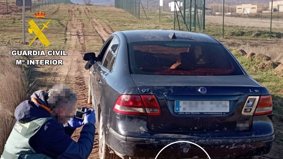 Coche de los dos detenidos que quedó atascado en el barro.
